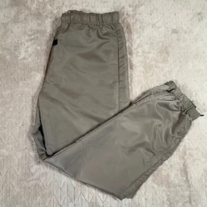 Fear Of God Essentials Herren Nylon Trainingshose Dessert Taupe Gr. M - Bild 1 von 7