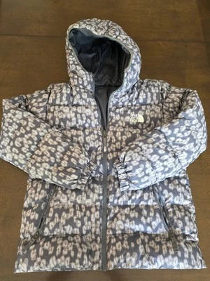 CHAQUETA DE PLUMÓN DE HIALITA REVERSIBLE NORTH FACE 550 PARA NIÑAS, GRIS, ESTAMPADO DE LEOPARDO Foto 1 de 4