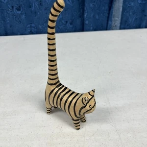 GATO DE MADERA ~ COLA LARGA PINTADA BRONCEADA Y NEGRA ~ ARTE POPULAR TALLADO ~ SOPORTE DE ANILLO - Imagen 1 de 6