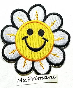 Embroidered Badge Yellow happy Face Flower Patch Iron/Sew On Clothes 7.1x7.1CM - Foto 1 di 2