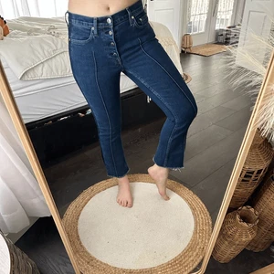 Pantalones de mezclilla para mujer Cotton Citizen con dobladillo crudo con 27 botones - Imagen 1 de 7