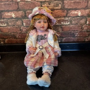 Conjunto de niña Cathay Collection Maclalynn, sombrero botines (musical no funciona) muñeca - Imagen 1 de 22