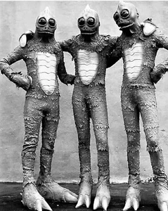 Vintage Aliens Iron On Transfer For T-Shirt + Other Light & Dark Fabrics #5 - Picture 1 of 4