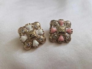 ONE CHANEL SQUARE GOLD/ WHITE PINK BUTTON 22MM - Picture 1 of 9