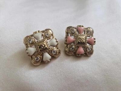 ONE CHANEL SQUARE GOLD/ WHITE PINK BUTTON 22MM - Image 1 of 4