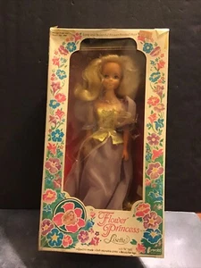 Flower Princess - Lisette - 11,5" Puppe - 1982 - Neu im Karton (Karton ist beschädigt) - Bild 1 von 1