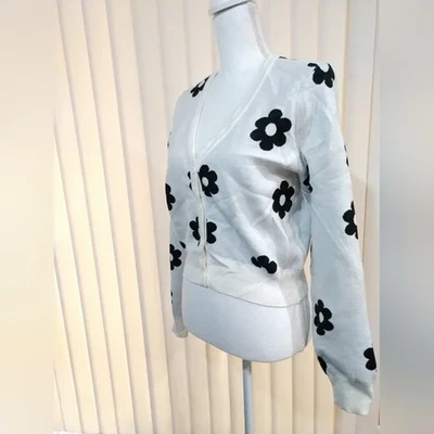 Cárdigan Suéter Forever 21 CROPPED Floral Blanco Negro Manga Larga Mediano Foto 1 de 4