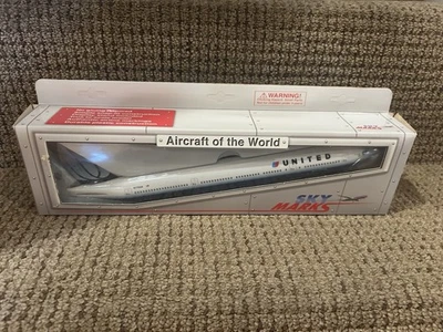 Modelo de escritorio Skymarks 1:200 United Airlines Boeing B777-200, No. SKR034 Foto 1 de 4