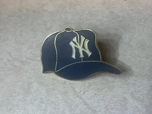 Vintage New York Yankees Hat Design Pin baseball MLB Peter David Inc 1998 - Picture 1 of 3