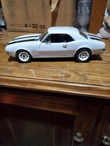 EXACT DETAIL 1967 CHEVROLET CAMARO Z/28 HARD TOP VERSION WHITE/BLACK 1:18 LIMITE - Picture 1 of 5