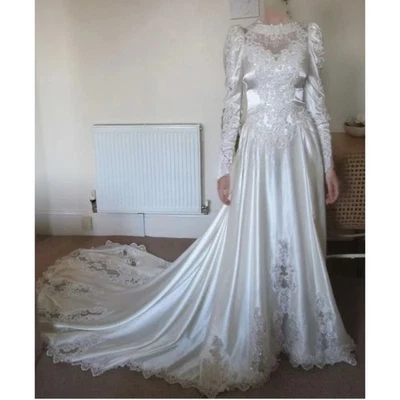 Vintage Long Sleeve Princess WeddingDresses Stain Lace Applique Royal BridalGown - Image 1 of 3