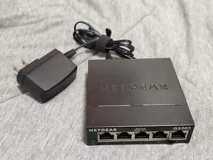 NETGEAR GS305v3 5-port Gigabit Ethernet unmanaged switch with power supply - Picture 1 of 4
