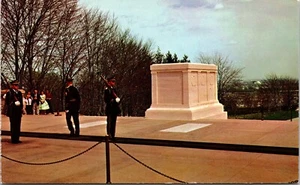 Postcard Virginia - Arlington National Cemetery - Changing the Guard - Tomb - Picture 1 of 2