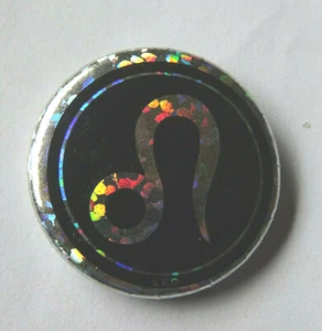 ASTROLOGIE ASTROLOGY BUTTON ANSTECKER BADGE PIN LEO LÖWE ZODIAC 2,5cm - Picture 1 of 3