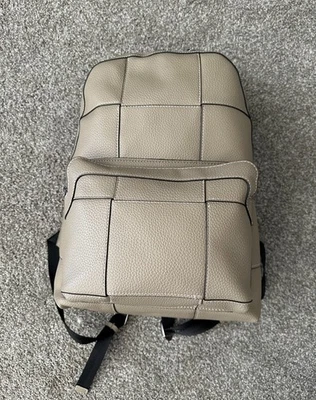 Mochila Zara de cuero sintético tostado con compartimento para computadora correas ajustables Foto 1 de 4