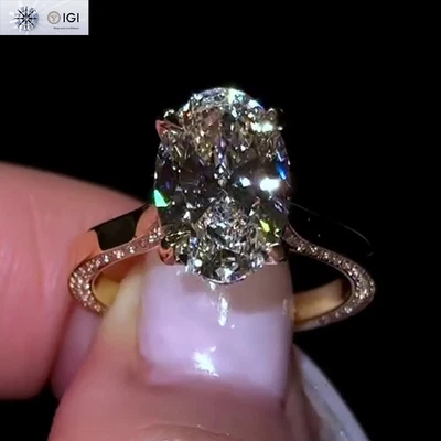 Anillo de compromiso de diamantes cultivados en laboratorio de corte ovalado IGI 4,00 quilates E VVS2 en oro amarillo de 14 k Foto 1 de 4