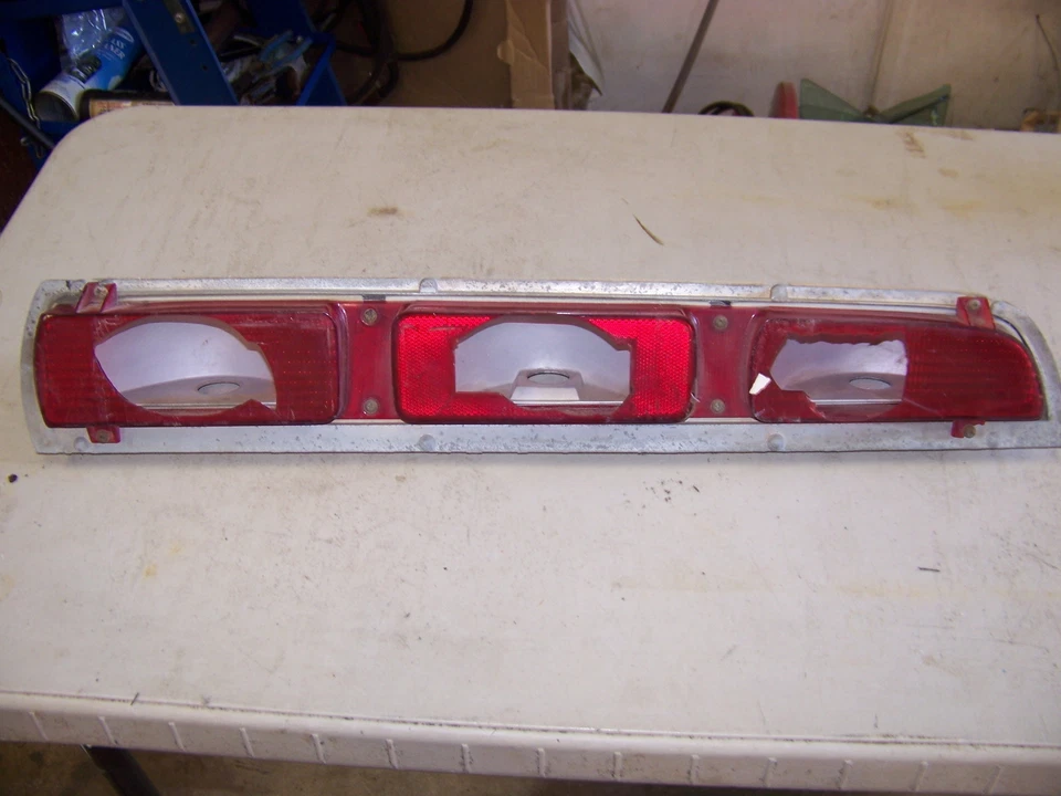 Dodge Challenger 1971 71 conjunto de luces traseras carcasa OEM #3478848 Foto 1 de 4