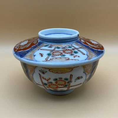 Antiguo cuenco de porcelana Imari pintado a mano de la era japonesa Meiji del siglo XIX con cubierta  Foto 1 de 4