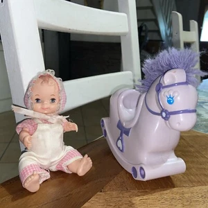 RARE VINTAGE PLAYMATES Style KEWPIE DOLL PURPLE ON ROCKING HORSE - Foto 1 di 12