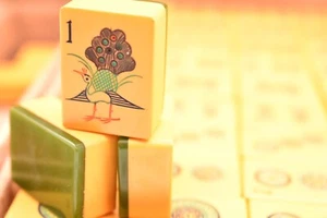 Antique Chinese Mahjong VTG Set Carved Bakelite Tiles Case TWO TONE Green Backs - Picture 1 of 12