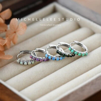 Pendientes de aro de plata esterlina de ópalo multicolor, pendiente de aro Huggie de ópalo de laboratorio Foto 1 de 4