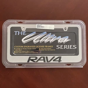 Marco de matrícula cromado espejado con logotipo Toyota RAV4 con licencia oficial pesado NUEVO - Imagen 1 de 6