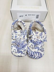 Freshly Picked Moccasins size 4 Soft Sole Shoes Blue White Paisley Bow Mocc New