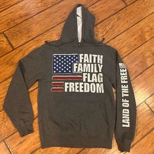 Buck Wear Hoodie Damen M Faith Family Flag Freedom Patriotic grau rot USA Logo - Bild 1 von 10