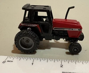 Case International -  Red Farm Tractor - Die Cast 1:64 - 1980’s -with Black Roof - Picture 1 of 8