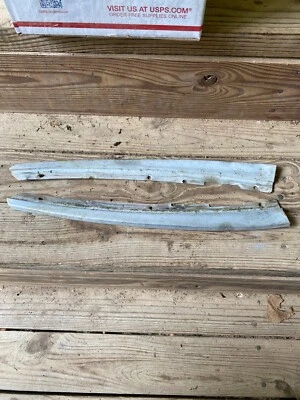 1974 Ford Country Squire behind rear side door upper chrome trim behind seal Foto 1 de 4