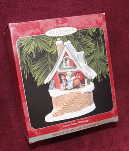 Hallmark Keepsake Ornament - Babbo Natale's Merry Workshop - Windup Musica e Movimento - Foto 1 di 6