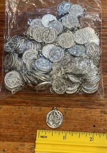 Benedikt Medaillen, 100 Stück Metall katholische Andacht Großpackung 5/8 Zoll breit - Bild 1 von 3