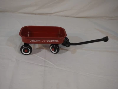 Radio volante miniatura vintage vagón de metal rojo Foto 1 de 4