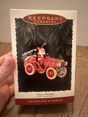 Ornamento Hallmark 1995 de colección ~ Santas Roadster ~ Here Comes Santa 17th en serie Foto 1 de 4
