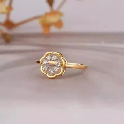 Atractivo anillo de boda redondo de diamantes simulados de 0,50 quilates enchapado en oro amarillo de 14 k Foto 1 de 4