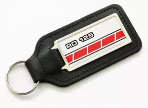 RD 125 Bianco Con Blocchi Velocità Rosso In Pelle Portachiavi per Yamaha RD125 NOS - Foto 1 di 2
