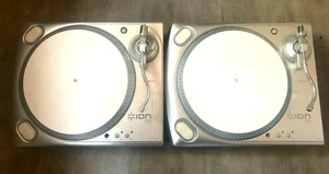 2 X ION TTUSB TURNTABLES (PAIR) - 12" VINYL RECORD DECKS DJ - NO PITCH READ INFO - Afbeelding 1 van 8