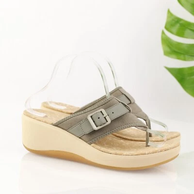 Sandalia Clarks para mujer Step Cali talla 10 M oliva tanga deslizable plataforma tacón de cuña Foto 1 de 4