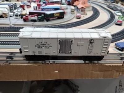 Lionel 3472 Automatic Refrigerated Milk Car w/ Silver Doors - Image 1 of 4