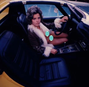 Diapositiva de película vintage años 70 color 120 mujer desnuda artística en coche clásico W-86 - Imagen 1 de 1