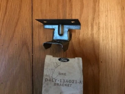 NOS 1974 1975 1976 Lincoln Mark IV Head Lamp Dimmer Sensor Bracket D4LY-13A021-A - Image 1 of 2