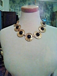 VINTAGE GOLDEN CHOKER NECKLACE HAMMERED DISCS W/ BLACK CABOCHON GEM + EARRINGS - Picture 1 of 6