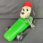 Jouet figurine vintage Harter Bank Dog vert voiture de course banc
