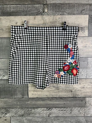 Pantalones Cortos Mujer Zara Talla Grande Negro Blanco Cuadros Guinga Bordados Floral Foto 1 de 4