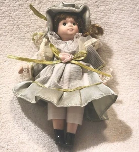 Vollporzellanpuppe mit Gelenkgliedern und Kopf 6 1/2" mintgrünes Kleid - Bild 1 von 4