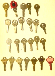 Lot of 24 Keys Kwikset Schlage Ilco and Other Assorted Keys - Picture 1 of 2