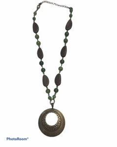 Avon 2010 Conjunto de Regalo Elegante Cuentas Madera Verde Cuentas Tribal Collar Pendientes Nuevo - Imagen 1 de 6