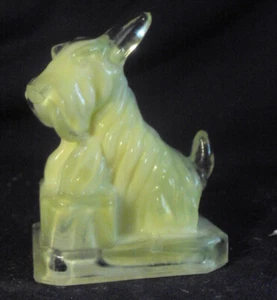 Boyd Scotty Uranium cornsilk yellow glowy glass dog figurine - Picture 1 of 7