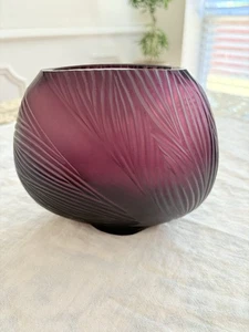 Vintage mundgeblasene Amethyst lila Glas Vase 5,5" x7" Radschliff geätztes Muster - Bild 1 von 9