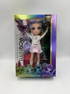 Rainbow High Cheer Violet Willow lila Modepuppe Cheerleader Neu im Karton toller Zustand - Bild 1 von 12